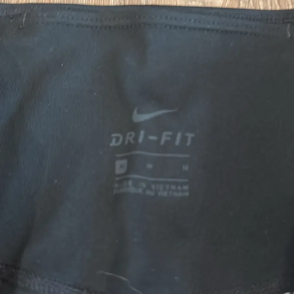 ((2 PIECE)) NIKE AND UNDER ARMOUR LEGGINGS BUNDLE SIZE MEDIUM EUC
